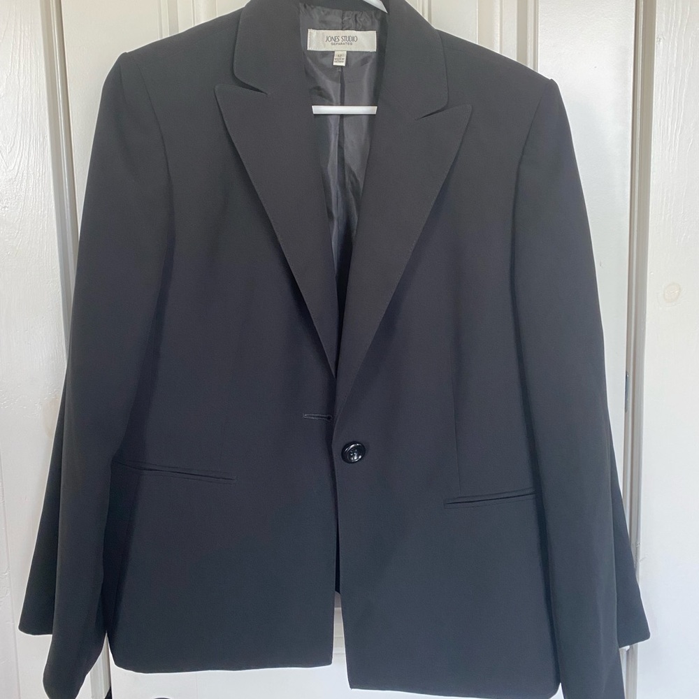 Jones Studio black blazer